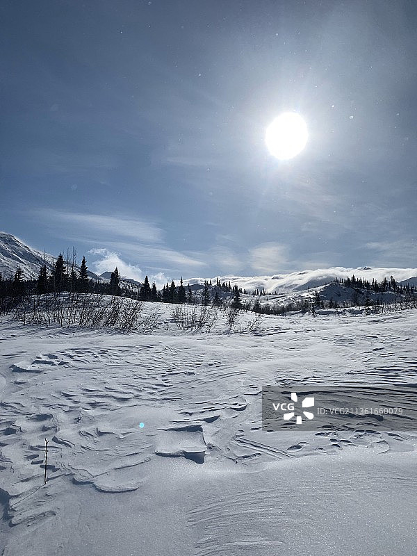 风景的雪覆盖景观对天空图片素材