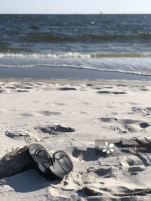 沙滩上人字拖的特写图片素材