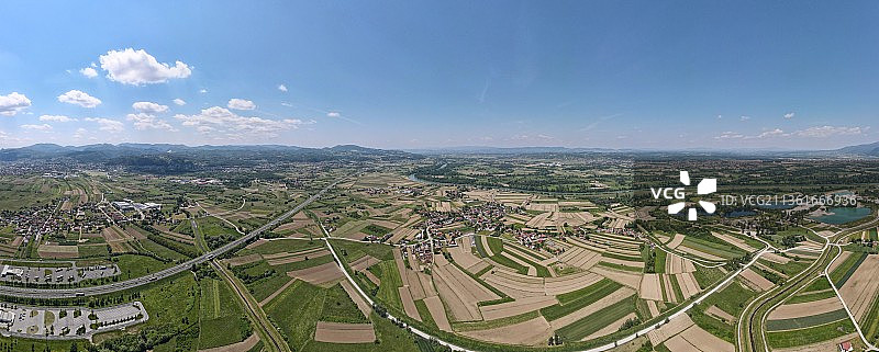 萨莫博尔全景，克罗地亚萨莫博尔斯克高角度农业田地景观图片素材