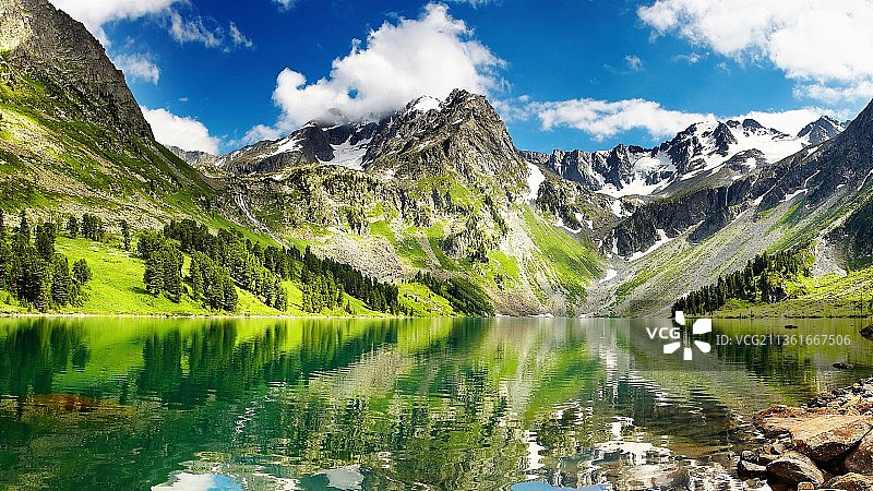 天空映衬下的湖泊和山脉景色图片素材