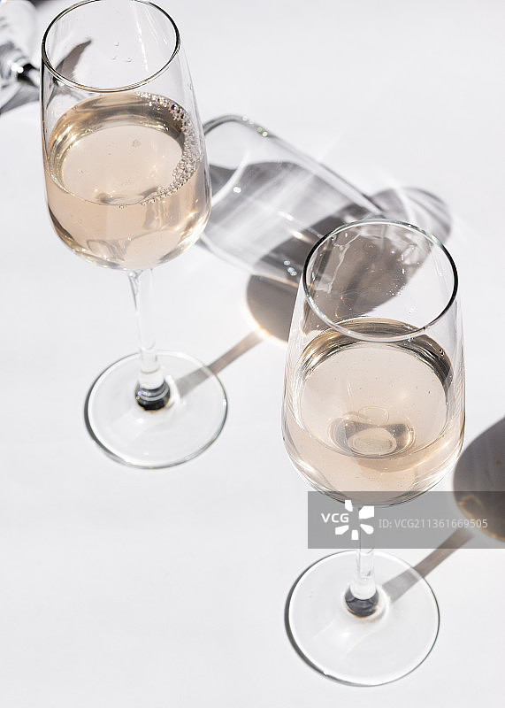 白色背景上的香槟杯特写（第比利斯，格鲁吉亚）图片素材