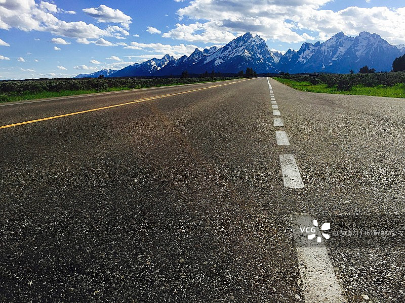 提顿公路风景：山间空旷的道路图片素材