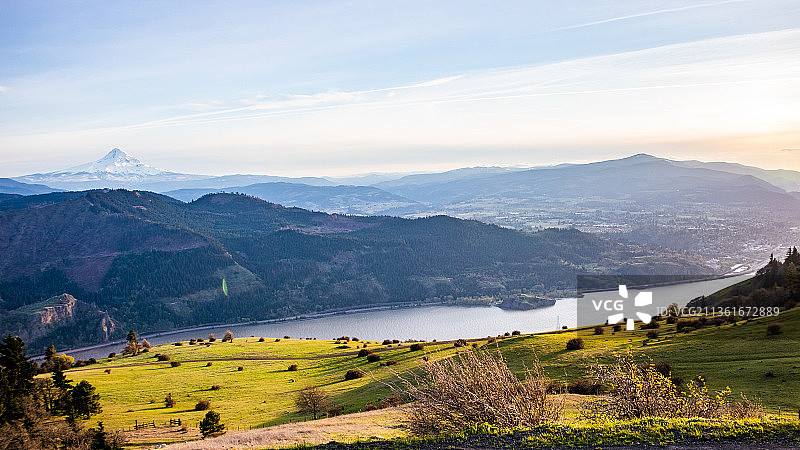 洛根·诺布斯摄影作品：胡德河，俄勒冈州，美国景观和山脉的景色图片素材