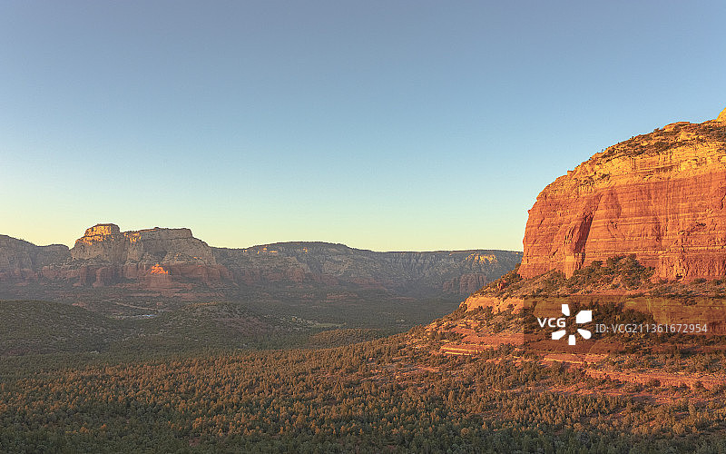 塞多纳的日落：美国亚利桑那州岩石山脉的壮丽景色图片素材