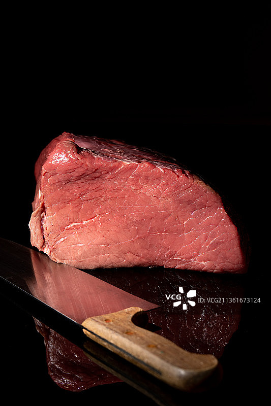 黑色背景上的牛排特写图片素材
