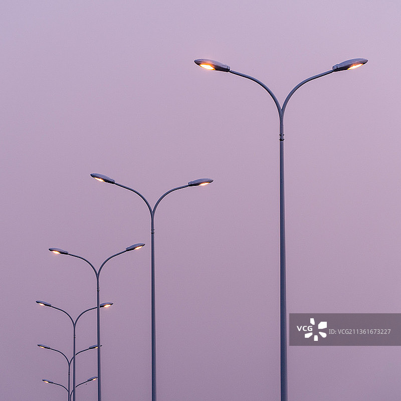 仰视视角拍摄的晴空下的街灯图片素材