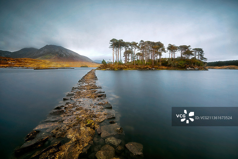 康尼马拉，湖对天空的风景，康尼马拉国家公园，爱尔兰图片素材