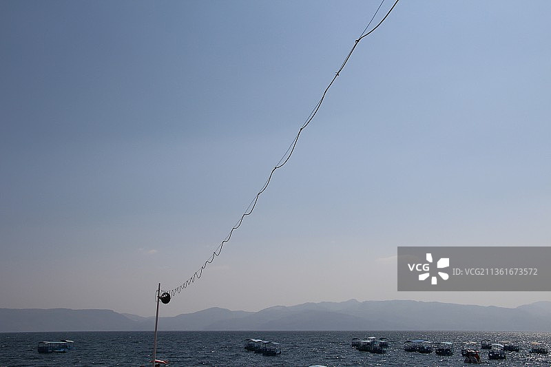 带电缆的地平线：晴空下的壮丽海景图片素材