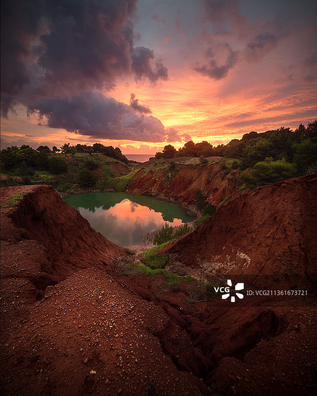 红色湖泊：奥特兰托日落时的风景图片素材