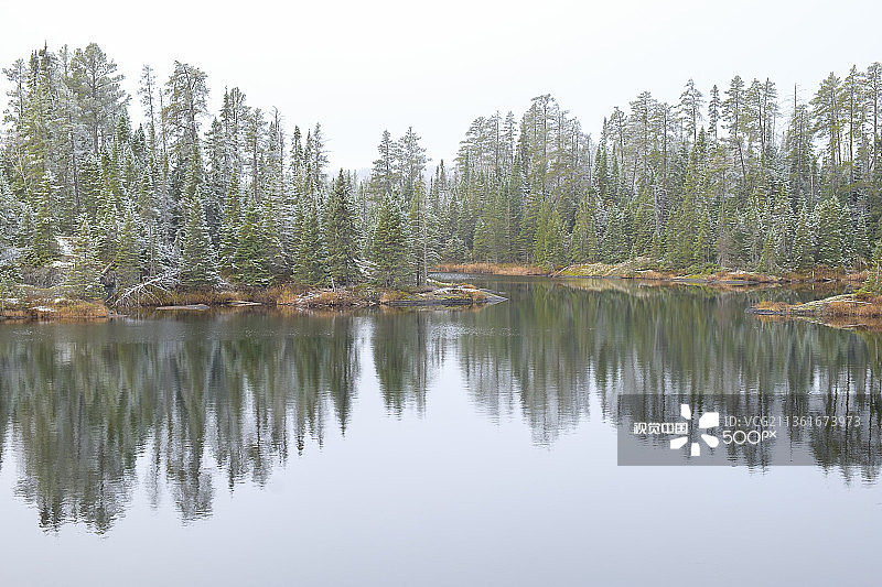 初雪，森林湖泊的风景图片素材