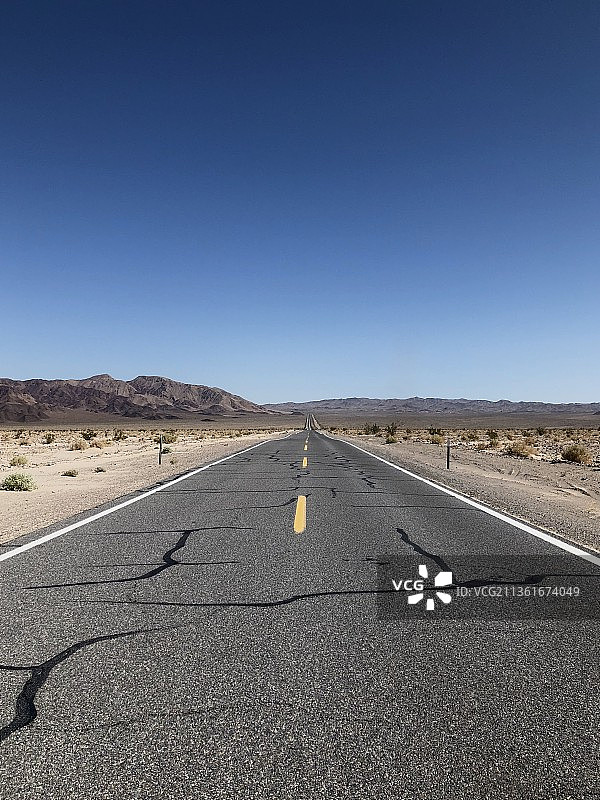 死亡谷空旷道路与湛蓝天空，美国加利福尼亚州图片素材
