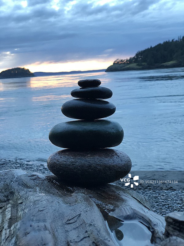 禅宗，海滩上堆叠的石头在日落时分图片素材