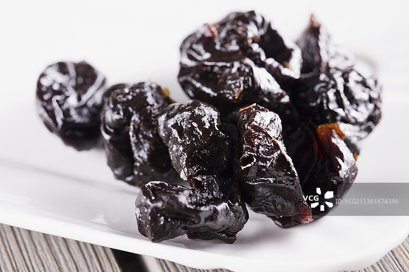 白色盘子里的西梅特写图片素材