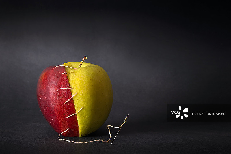 黑色背景下的苹果特写图片素材