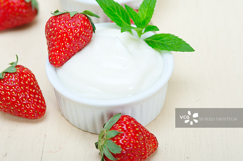 有机希腊酸奶草莓特写，意大利威尼斯图片素材