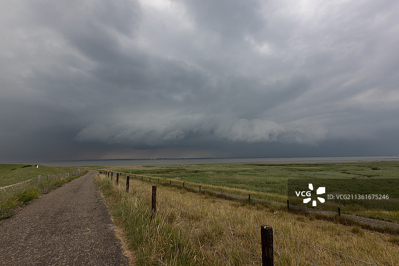 荷兰里兰德的田野公路旁的雷暴景观图片素材