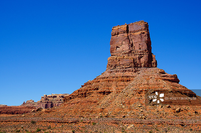 美国犹他州圣胡安县，晴朗蓝天下岩层构造的低角度视图图片素材