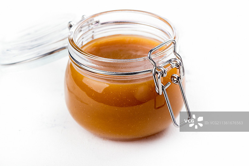 玻璃罐装自制咸焦糖酱图片素材
