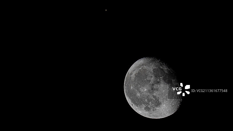美国夜空月亮的低角度视图图片素材