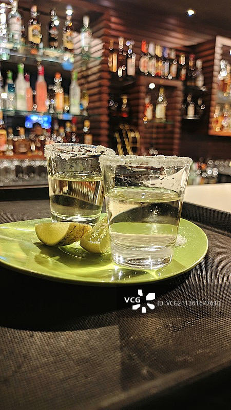 龙舌兰酒配盐和柠檬图片素材