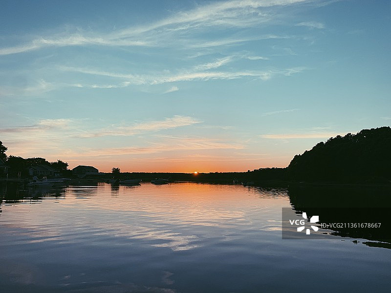绚丽的日落海景：美国马萨诸塞州瓦勒姆湖的壮丽景色图片素材