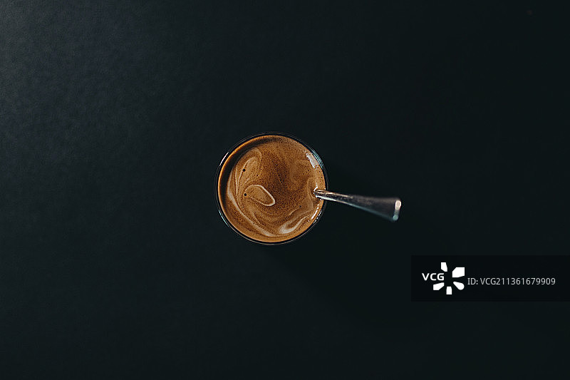 浓缩咖啡，黑色背景咖啡杯俯视图，越南胡志明市图片素材