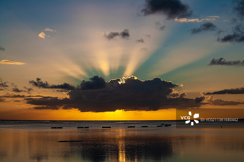 关岛塔穆宁日落时分的海景图片素材