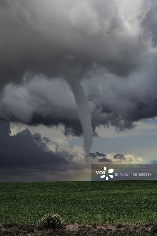 龙卷风与彩虹，暴风云下的田野风光图片素材
