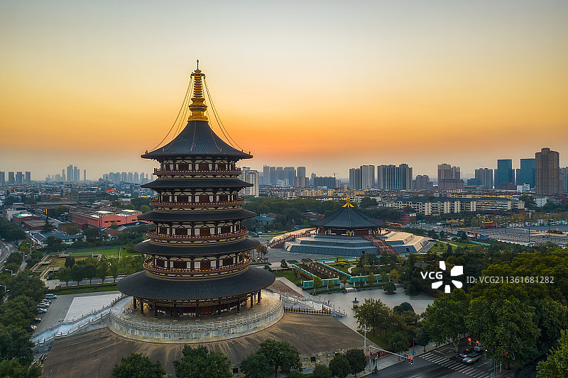 河南隋唐洛阳城国家遗址公园明堂天堂景区城市天际线秋季日出航拍图片素材