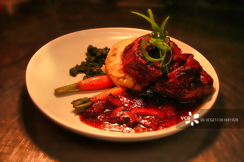 餐桌上盘子里的食物的特写图片素材