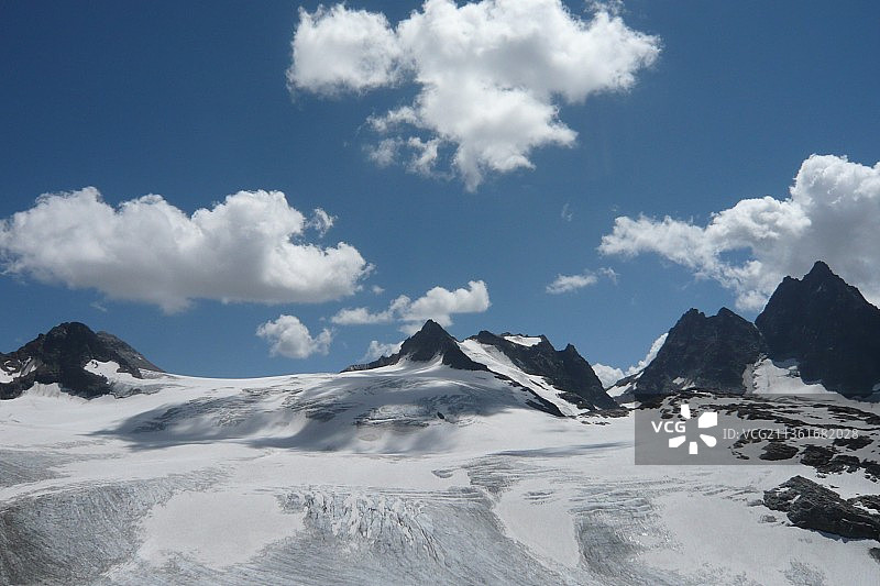 瑞士上戈姆斯富尔卡山口的雪山风光图片素材