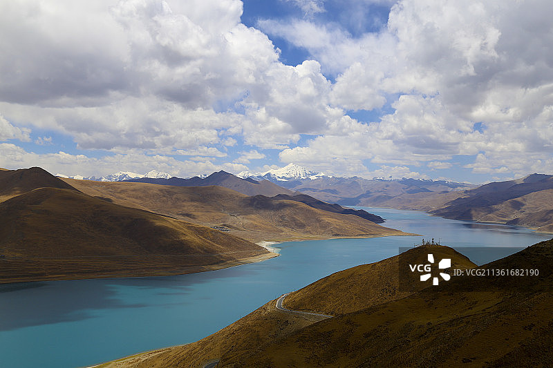 中国西藏山南的湖泊和山脉风光图片素材