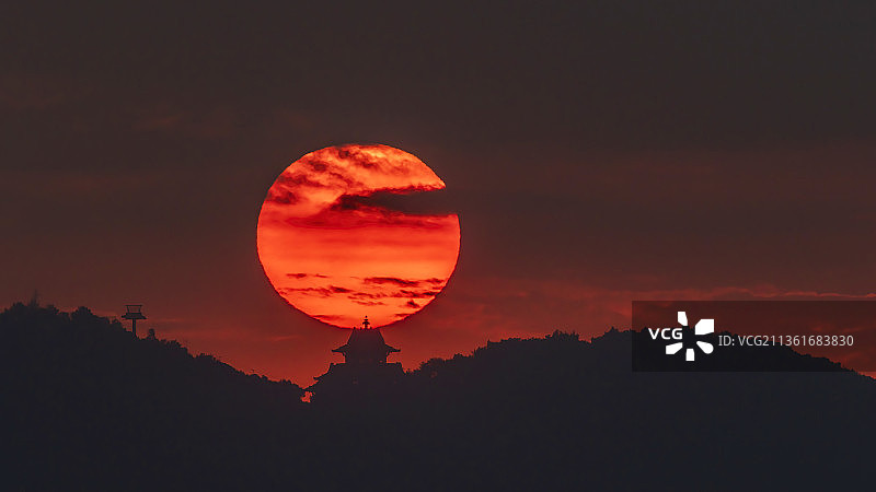 一轮红日悬在磨山楚天台顶图片素材