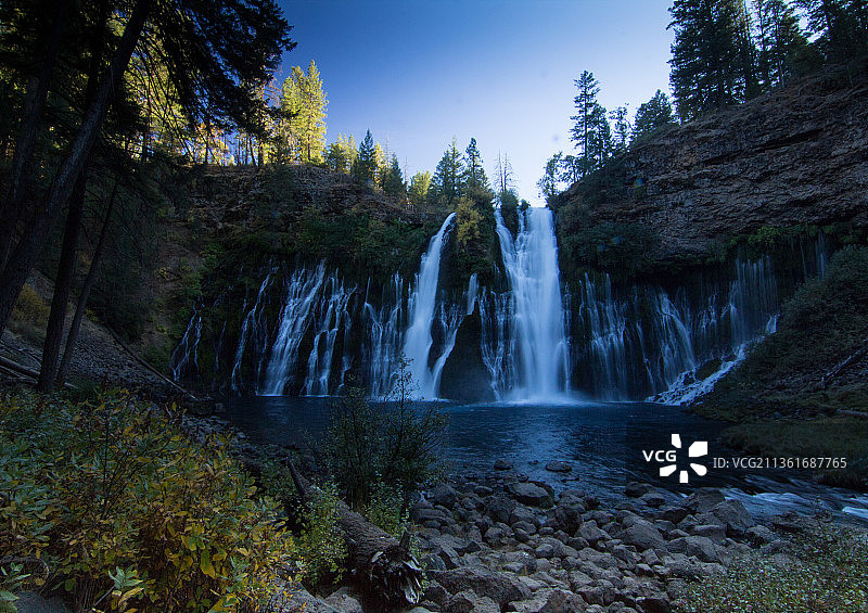 美国加利福尼亚州伯尼森林瀑布风光图片素材