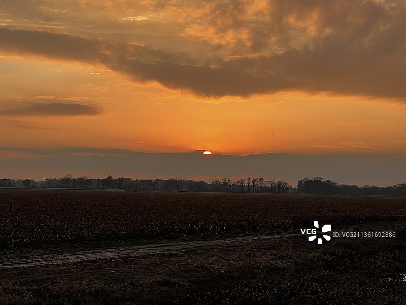 阿肯色州日落，日落时分天空下的田野风光，小石城，阿肯色州，美国图片素材
