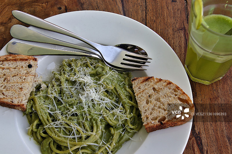 印度麦罗甘吉，桌子上食物和饮料的俯视角度照片图片素材
