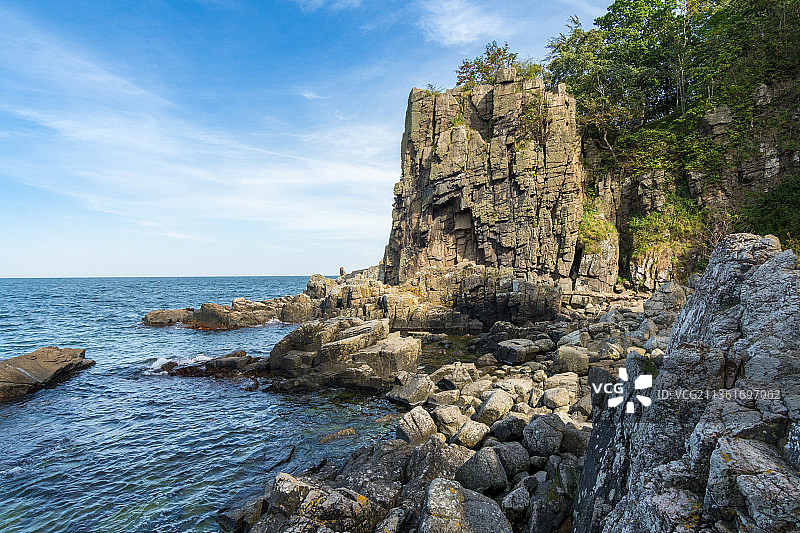 丹麦博恩霍尔姆海滩岩石景观图片素材