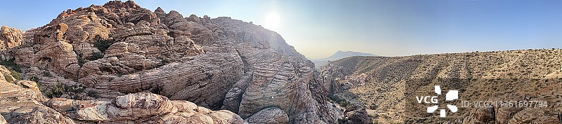 蓝天下的红岩山脉全景图片素材