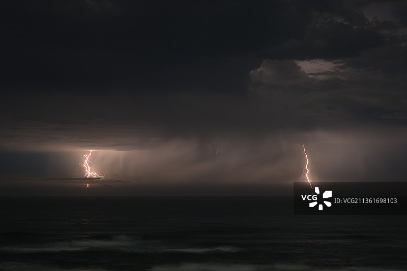 夜间海面上空的壮观闪电景色图片素材