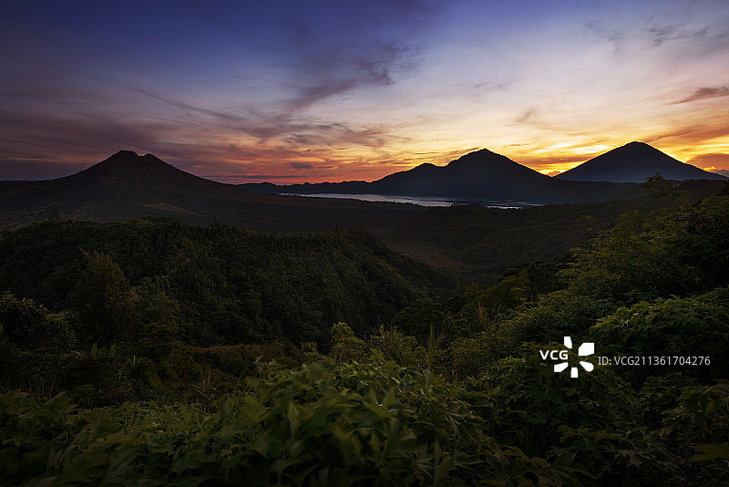 印度尼西亚巴厘岛巴图尔火山和阿贡火山日出图片素材