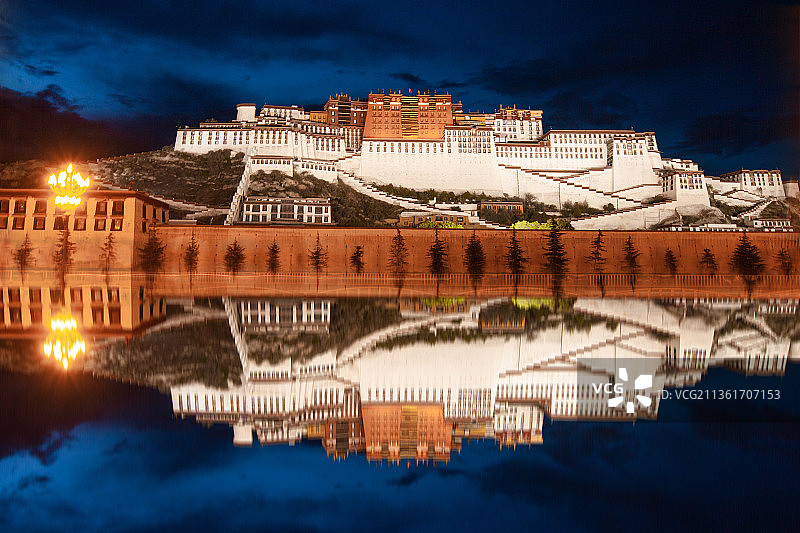 西藏拉萨布达拉宫建筑夜景图片素材
