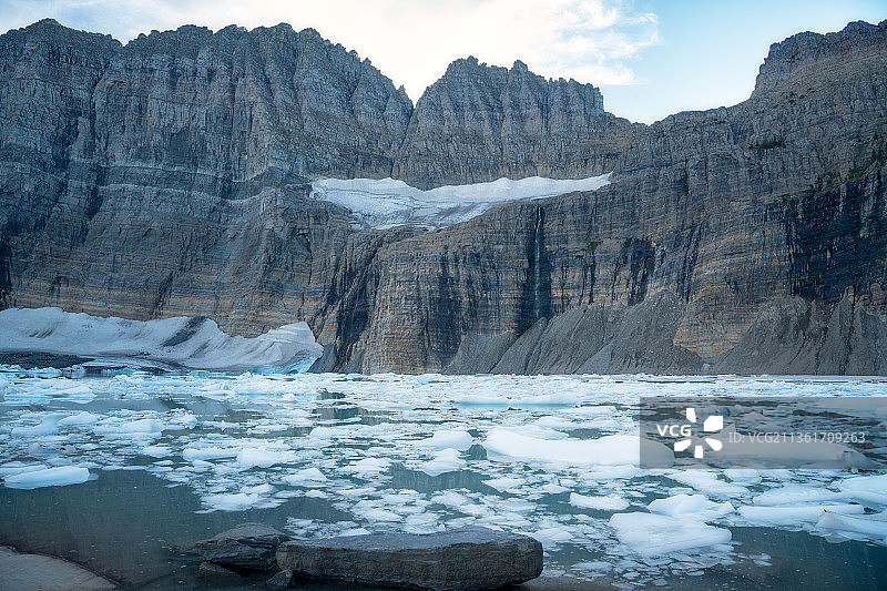 美国蒙大拿州冰冻湖泊的风景图片素材