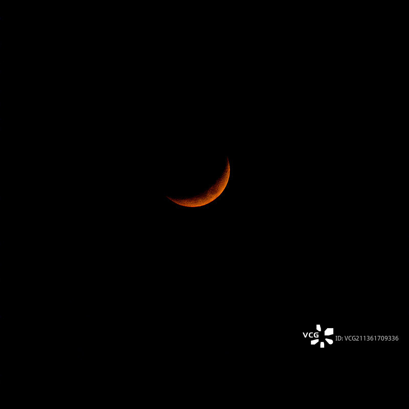 沙特阿拉伯夜空中的月亮低角度景观图片素材