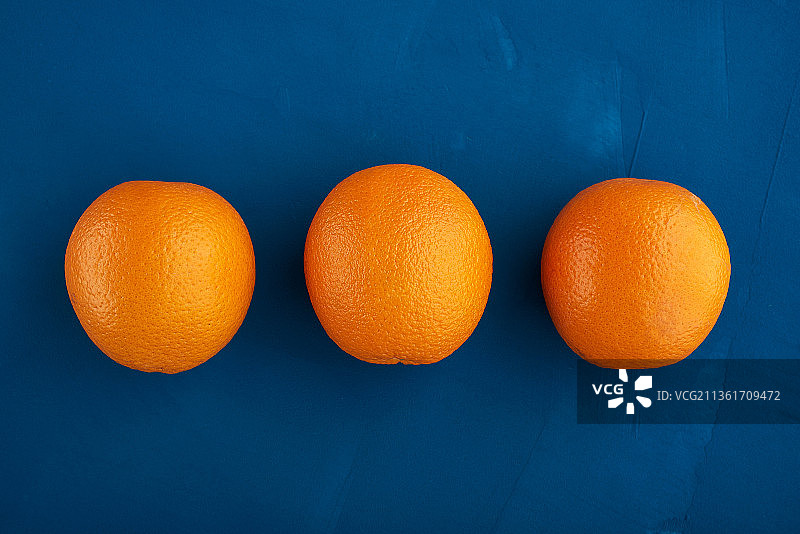蓝色桌子上的橙子特写图片素材