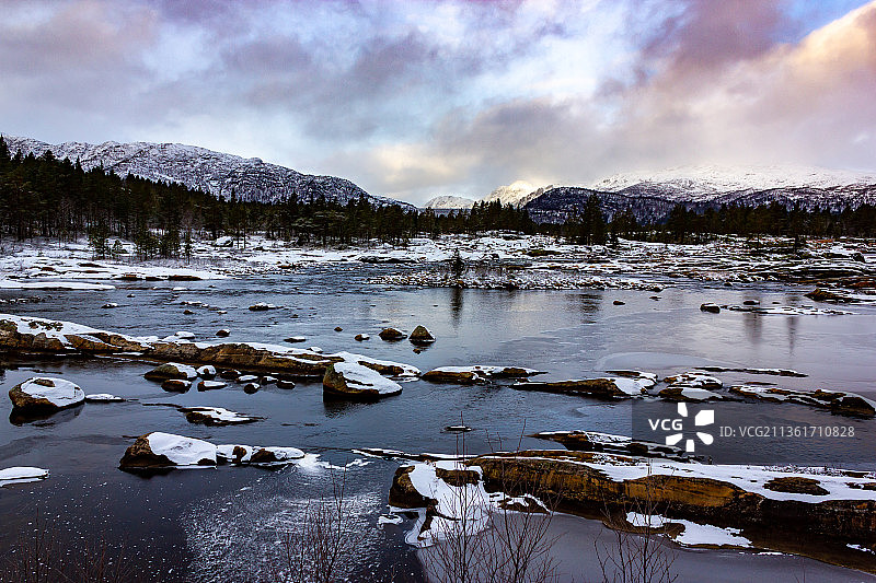 第一场雪：挪威阿格德尔冬季湖景图片素材