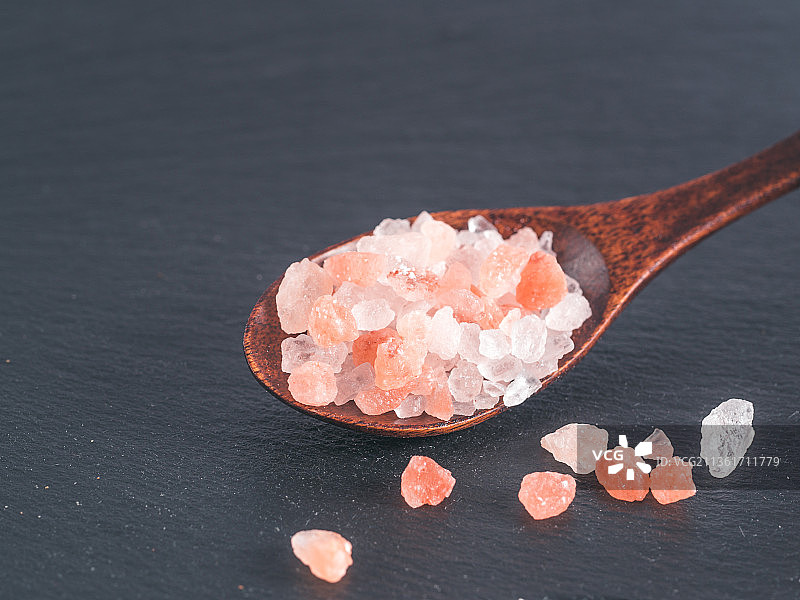 喜马拉雅粉盐晶体，木勺中的岩盐特写图片素材