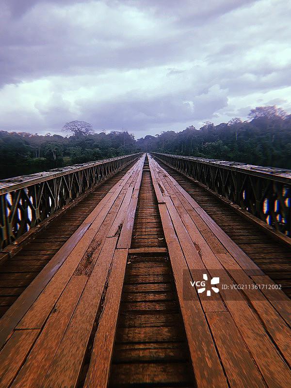 苏里南空旷人行天桥风景图片素材