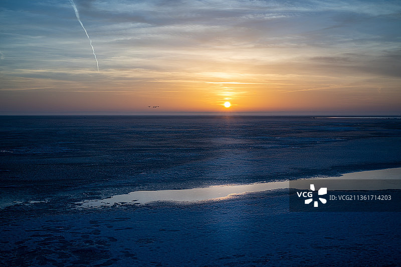 波罗的海冰冻海湾日落景色图片素材