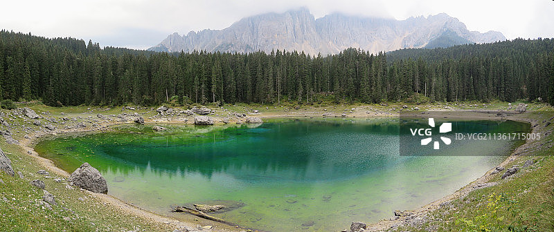 奥地利阿尔卑斯山脉的迷人绿湖图片素材