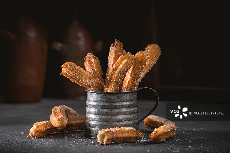 搭配糖和肉桂的新鲜西班牙油条图片素材